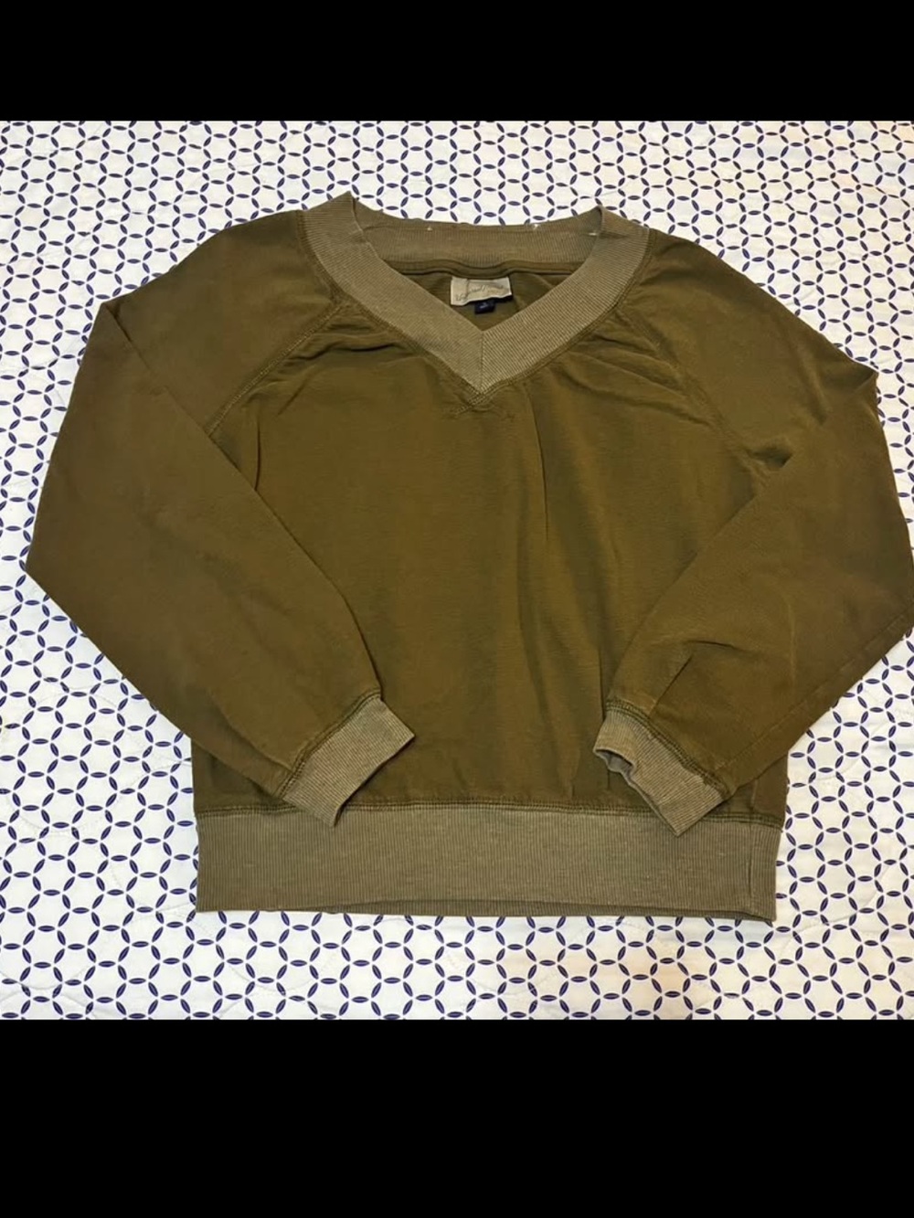 Universal Thread Olive Green V-Neck Sweatshirt Women’s Size Small